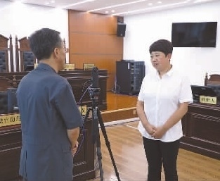 圖為全國(guó)人大代表玉明姬（右）詳細(xì)了解環(huán)境資源審判工作情況。劉思妤 攝