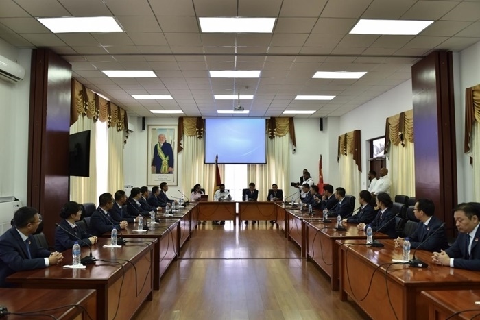 當(dāng)?shù)貢r間8月20日，圭亞那總統(tǒng)伊爾凡·阿里在圭亞那首都喬治敦鐘阿瑟會議中心會見了即將離任的中國（江蘇）第19期援圭亞那醫(yī)療隊。 中國（江蘇）第19期援圭亞那醫(yī)療隊供圖