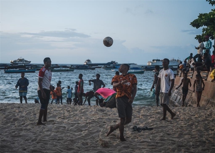 2023年12月31日，人們在坦桑尼亞桑給巴爾島海濱踢球。新華社記者王冠森攝