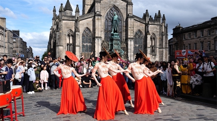 《長城魂》的演員在愛丁堡皇家一英里街頭演出。主辦方供圖