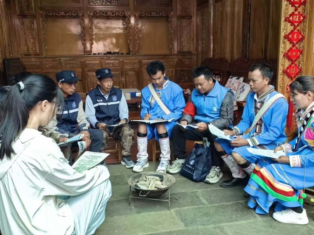 騰沖市猴橋鎮(zhèn)猴橋村國門新村舉辦火塘?xí)?。人民網(wǎng)記者 孝金波攝