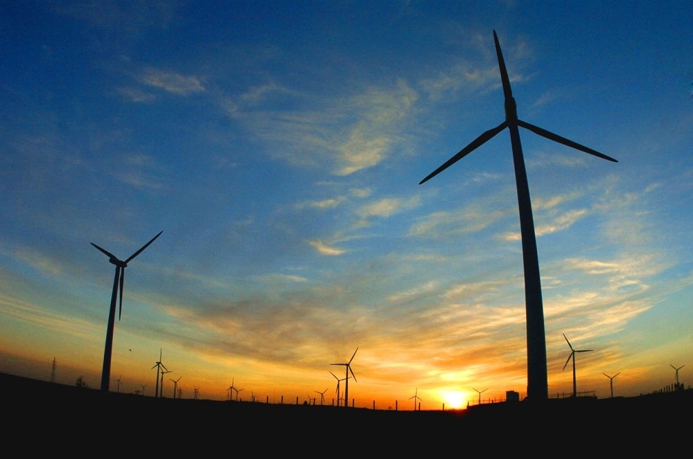 2005年，吉林省白城市通榆縣境內(nèi)幾十部風(fēng)力發(fā)電機(jī)組在工作。新華社發(fā)