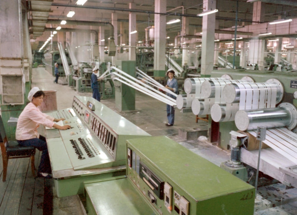 1981年，東北遼陽石油化學(xué)纖維廠抽絲車間一角。新華社發(fā)