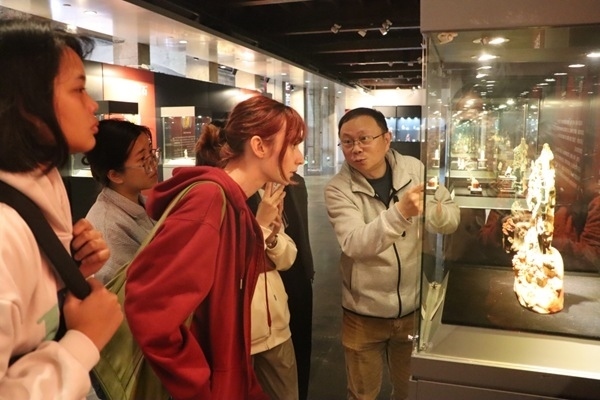 “熊貓叨叨”團(tuán)隊(duì)參觀玉器文化展。