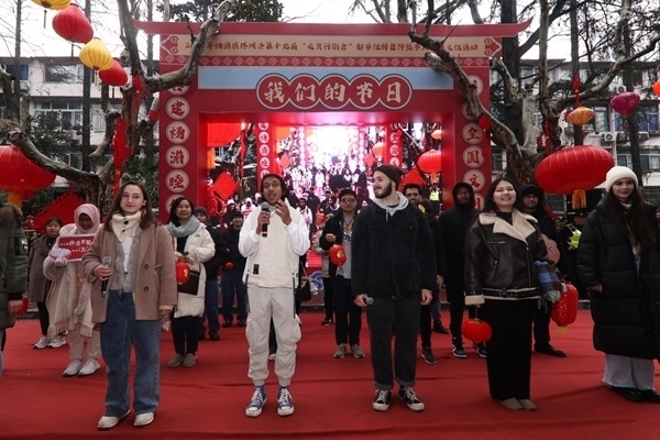 “熊貓叨叨”團(tuán)隊(duì)參加上海四平社區(qū)“元宵行街會”。