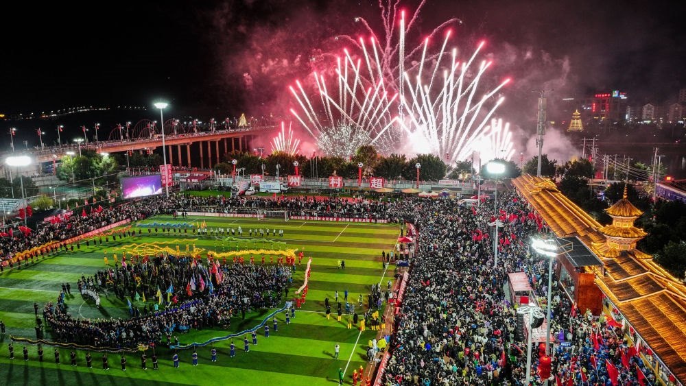 2024全國“村晚”示范展示活動(dòng)暨貴州“村超村晚”舉行音樂煙花秀表演（無人機(jī)照片，2024年2月3日攝）。新華社記者 劉續(xù) 攝