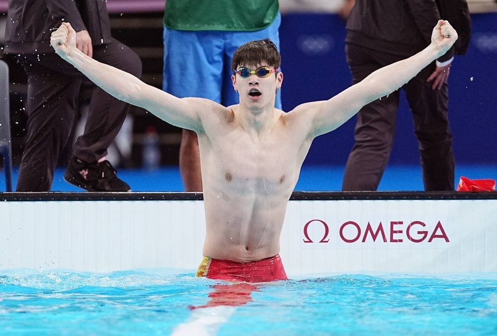 中國選手潘展樂在巴黎奧運(yùn)會(huì)游泳男子100米自由泳決賽后慶祝奪冠及打破世界紀(jì)錄（2024年7月31日攝）。新華社記者 杜宇 攝