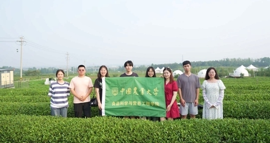 在山東日照，中國(guó)農(nóng)業(yè)大學(xué)食品學(xué)院實(shí)踐團(tuán)就農(nóng)業(yè)生產(chǎn)智能化設(shè)備、肥料選用等問(wèn)題開(kāi)展實(shí)地調(diào)研，并面向300余名村民陸續(xù)開(kāi)展4次科普宣講。校方供圖