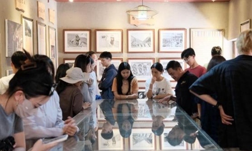 同學(xué)們觀摩文旅設(shè)計(jì)。校方供圖