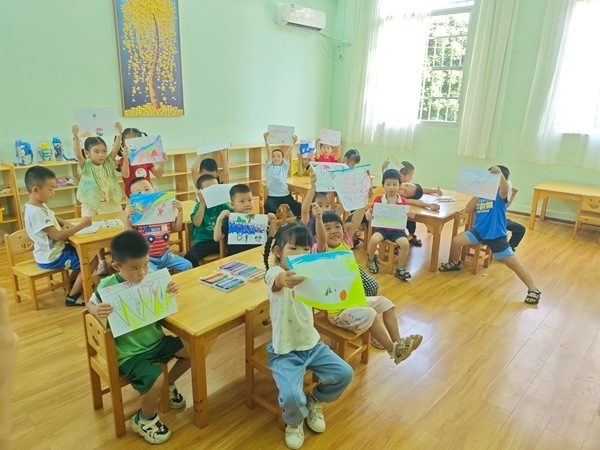 孩子們在公益托管班上畫畫課。莫菲菲攝