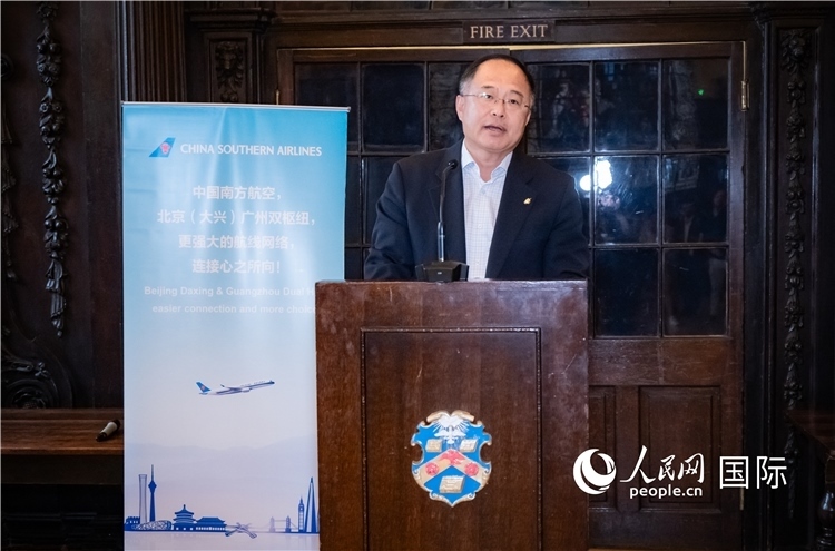 圖為中國駐倫敦旅游辦事處主任張力致辭。人民網(wǎng) 郭錦標攝