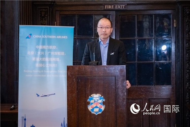 圖為中國南方航空倫敦營業(yè)部總經(jīng)理陳珂致辭。人民網(wǎng) 郭錦標攝