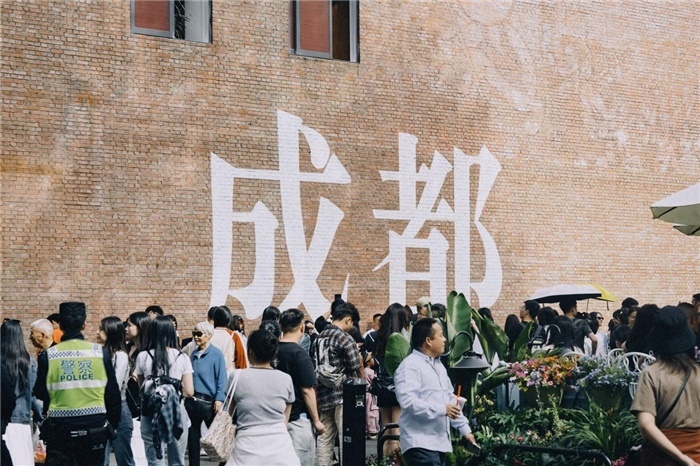 東郊記憶園區(qū)“成都?jí)Α币跃薮蟮摹俺啥肌弊謽雍酮?dú)特的藝術(shù)設(shè)計(jì)成為園區(qū)的網(wǎng)紅打卡地，吸引了眾多游客和市民前來參觀。資料圖片