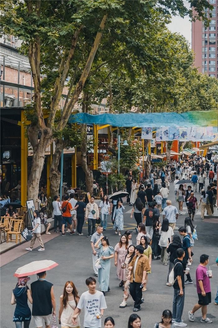 北街美食區(qū)是東郊記憶園區(qū)集美食、文化與休閑于一體的特色區(qū)域，為游客和當(dāng)?shù)鼐用裉峁┝素S富多樣的餐飲選擇。資料圖片