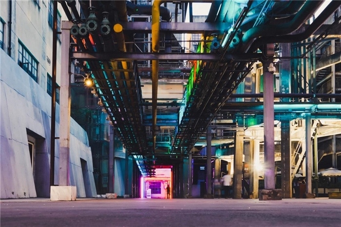 東郊記憶園區(qū)工業(yè)橫街完整地保留了園區(qū)的工業(yè)元素，如工業(yè)煙囪、動(dòng)力管廊架和水塔等，形成了園區(qū)獨(dú)特的工業(yè)風(fēng)景線。資料圖片