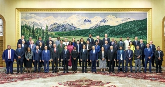  8月30日，國(guó)家副主席韓正在北京集體會(huì)見出席2024年國(guó)際議員友好交流論壇的各國(guó)代表。新華社記者 丁林 攝