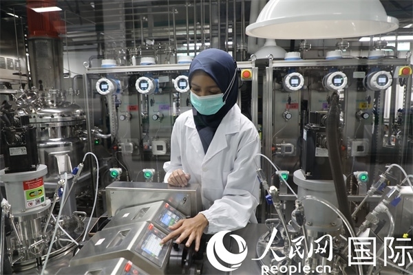 中國(guó)—印尼新能源材料與冶金工程技術(shù)聯(lián)合研究實(shí)驗(yàn)室內(nèi)，研究人員正在工作。人民網(wǎng)記者曹師韻攝