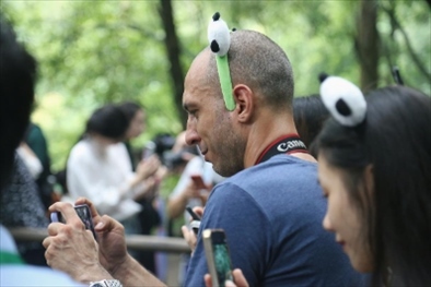 俄羅斯《俄羅斯報》視覺內容編輯阿爾圖爾·杰魯諾夫在拍攝熊貓。（李佩藺 攝）