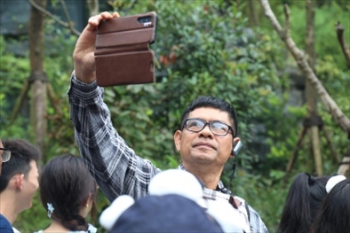 媒體考察團成員在熊貓谷拍照“打卡”。（李佩藺 攝）