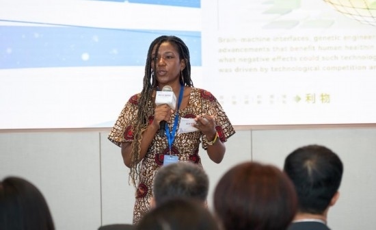 8月29日，在第二屆清華國(guó)際青年對(duì)話論壇活動(dòng)上，來自烏干達(dá)的媒體人詹尼弗·阿西姆韋分享中國(guó)之旅的感悟。新華社發(fā)（畢尚宏攝）