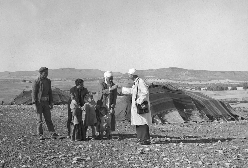 1965年，一名中國(guó)援阿爾及利亞醫(yī)療隊(duì)醫(yī)生（右一）在阿爾及利亞賽伊達(dá)省為牧民診治。