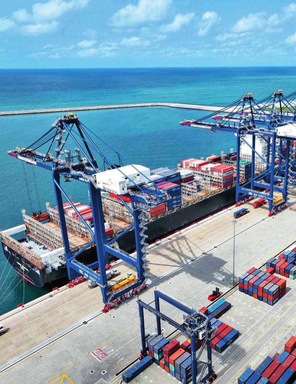 由中國港灣工程有限責(zé)任公司承建的尼日利亞萊基深水港位于中尼合作建設(shè)的拉各斯萊基自貿(mào)區(qū)內(nèi)，是尼日利亞首個現(xiàn)代化深水港和最大港口。圖為一艘貨輪在尼日利亞拉各斯萊基深水港裝卸集裝箱（2024 年 3 月 11 日攝）萊基港公司供圖