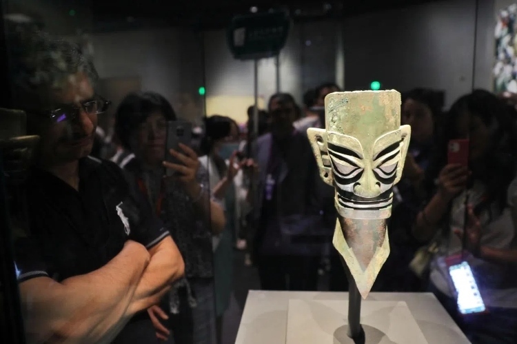 8月31日，亞洲媒體考察團(tuán)參訪三星堆博物館?！吨袊?jīng)濟(jì)周刊》記者肖翊攝