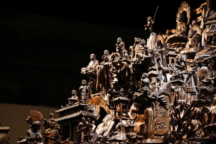 烏木博物館中展出的烏木雕刻藝術(shù)品《西游記》（局部）。本報(bào)記者 伊霄攝