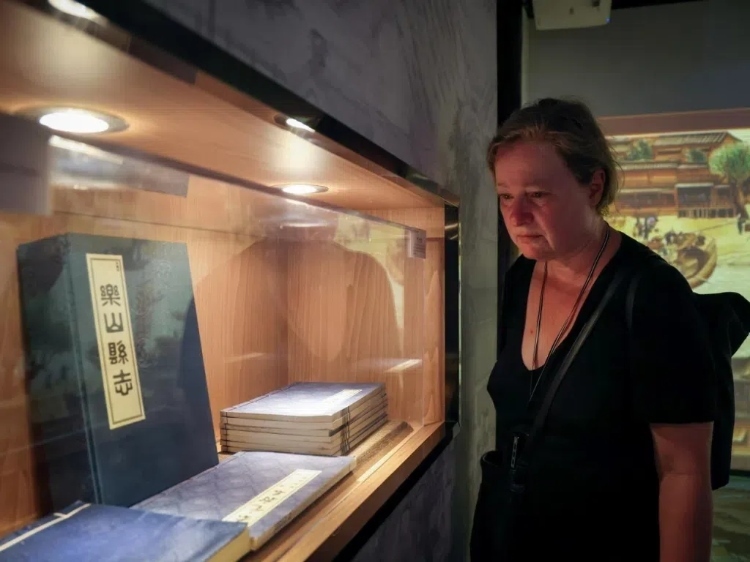 2024“一帶一路”媒體合作論壇聯(lián)合采訪調(diào)研行成員在蘇稽古鎮(zhèn)調(diào)研樂山歷史文化。本報(bào)記者 伊霄攝