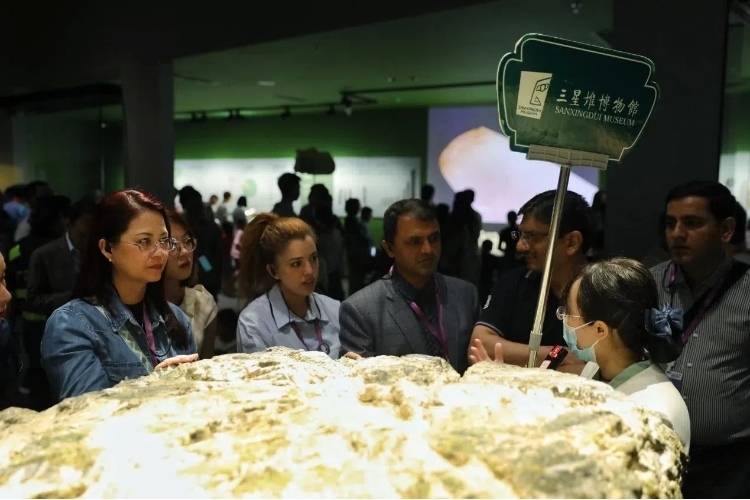 8月31日，亞洲媒體考察團(tuán)參訪三星堆博物館。左一為馬來西亞《星報(bào)》首席商務(wù)官莉迪婭·王。《中國經(jīng)濟(jì)周刊》記者肖翊攝