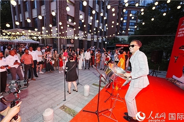 來(lái)自特多的藝術(shù)家在慶祝儀式上表演特多鋼鼓。人民網(wǎng)記者 趙益普攝