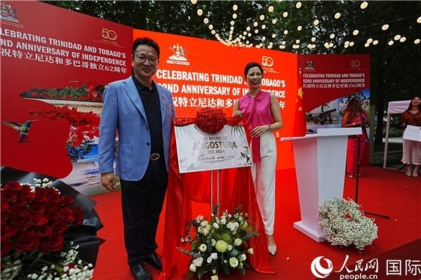 當(dāng)天的慶祝儀式上，還舉行了特多著名酒品牌安高天娜回歸中國(guó)市場(chǎng)的揭幕儀式。人民網(wǎng)記者 趙益普攝