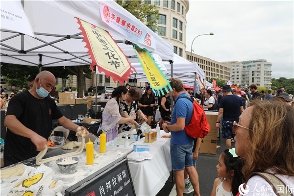 3、活動現(xiàn)場設(shè)置了眾多展臺。 人民網(wǎng)記者 李志偉攝