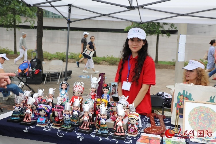 在今年活動上，貴州代表團設(shè)立的貴州非遺文化、“村BA”文創(chuàng)、貴州茶文化等展區(qū)。人民網(wǎng)記者 李志偉攝