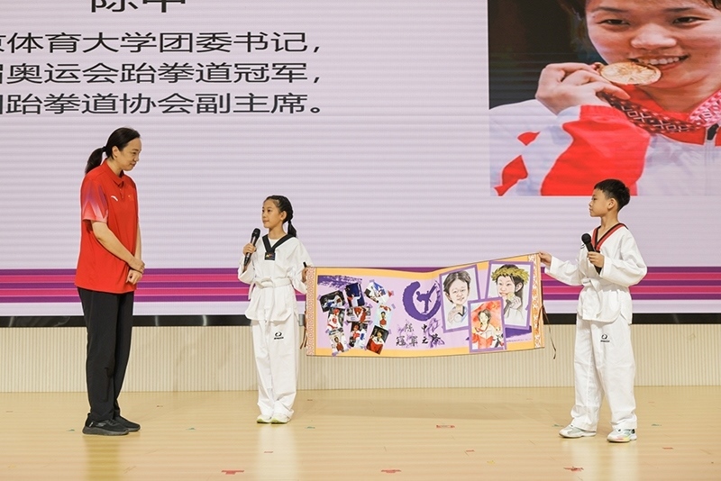 兩位學(xué)生小記者對話陳中老師。學(xué)校供圖