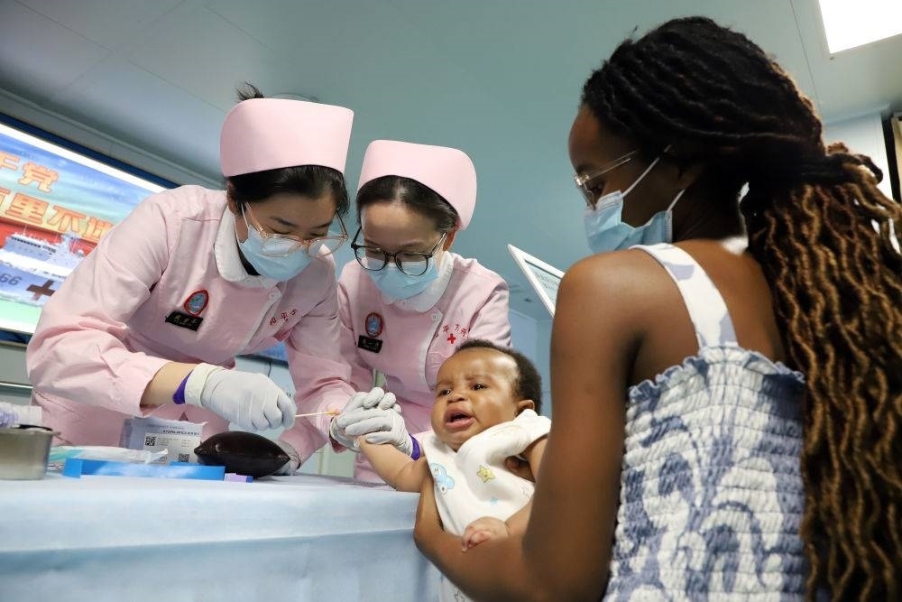 2024年8月12日，中國海軍“和平方舟”號醫(yī)院船在莫桑比克馬普托開展醫(yī)療服務(wù)。