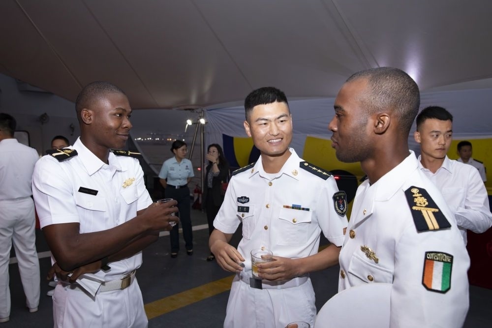 2023年6月25日，中國和科特迪瓦雙方官兵在南寧艦舉辦的甲板招待會上交流。中國海軍第43批護航編隊22日抵達科特迪瓦經(jīng)濟首都阿比讓，開始對科特迪瓦為期4天的友好訪問。