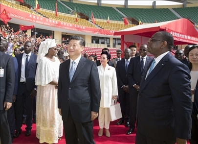 2018年7月22日，國家主席習近平在達喀爾同時任塞內(nèi)加爾總統(tǒng)薩勒共同出席塞內(nèi)加爾競技摔跤場項目移交儀式。新華社記者 王曄 攝