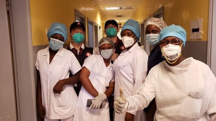 2020年5月26日，中國抗疫醫(yī)療專家組在剛果（布）首都布拉柴維爾指導新冠肺炎病房建設時，與當?shù)匾痪€醫(yī)務人員合影。新華社發(fā)