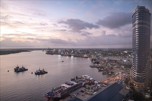 這是2023年12月29日拍攝的日出時分的坦桑尼亞達累斯薩拉姆港。新華社記者 王冠森 攝