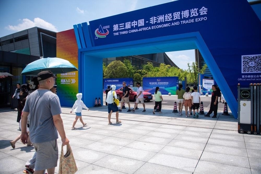 △2023年7月，在湖南長(zhǎng)沙國(guó)際會(huì)展中心，觀眾進(jìn)入中非經(jīng)貿(mào)博覽會(huì)展會(huì)現(xiàn)場(chǎng)。