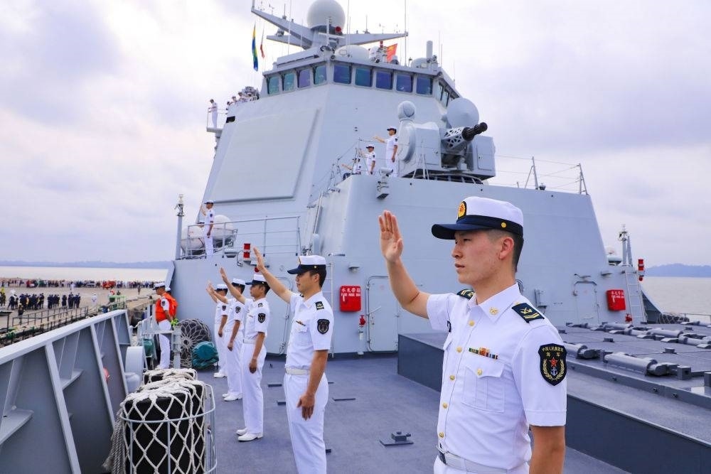 2023年7月8日，中國海軍第43批護航編隊官兵向加蓬利伯維爾奧文多港碼頭的歡迎人群揮手致意。中國海軍第43批護航編隊抵達加蓬利伯維爾，開始對加蓬進行為期4天的友好訪問。