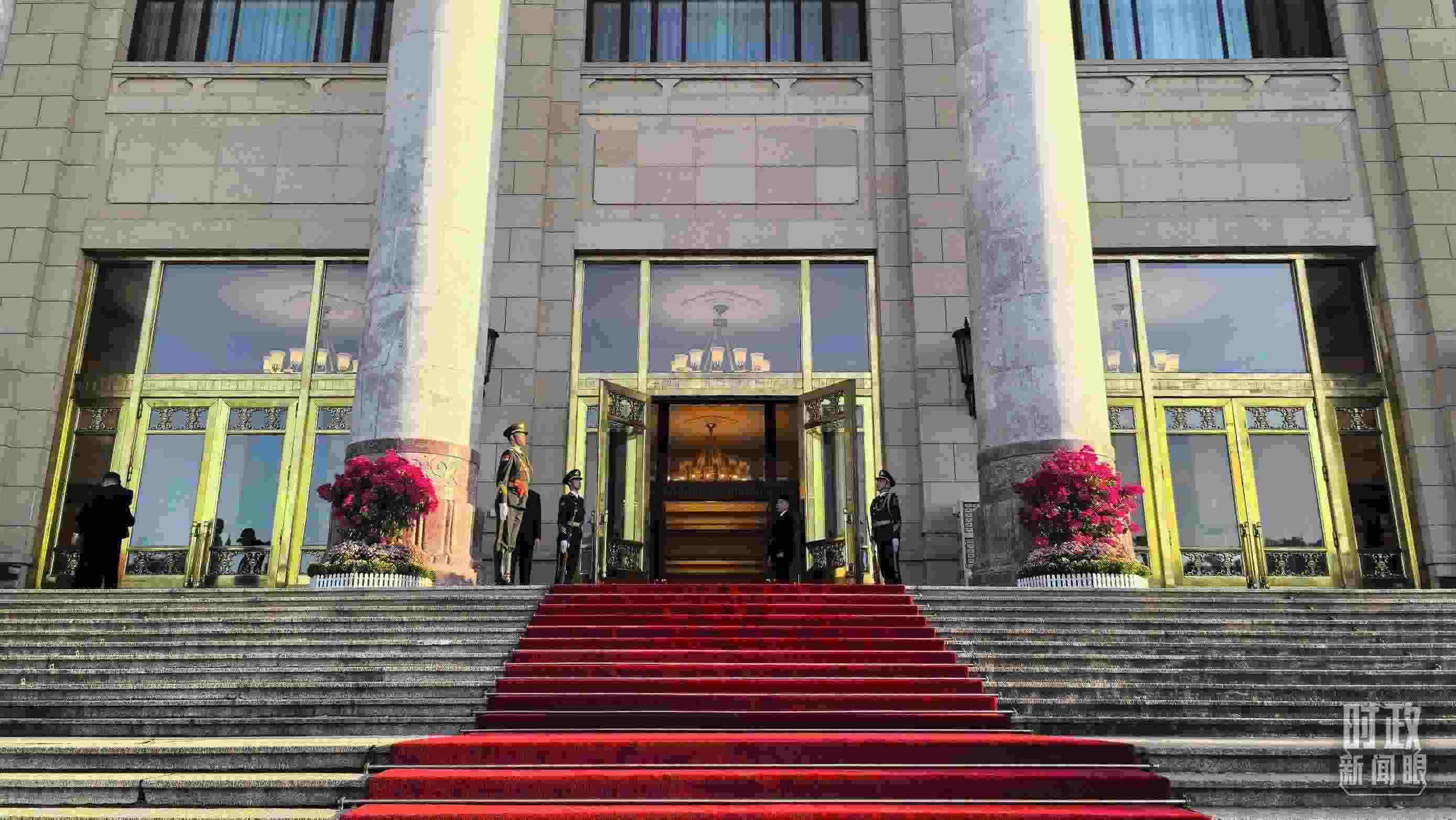 △人民大會(huì)堂外，禮兵列隊(duì)迎接貴賓。（總臺(tái)央視記者陸泓宇拍攝）