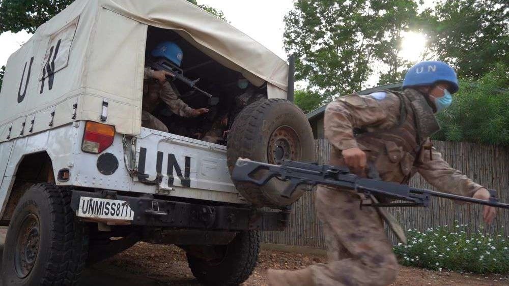 2022年7月27日，中國第八批赴南蘇丹（朱巴）維和步兵營百人防暴隊抵達預(yù)定區(qū)域，進行綜合防衛(wèi)演練。針對南蘇丹社會安全問題及近期在剛果（金）東部地區(qū)發(fā)生的針對聯(lián)合國剛果（金）穩(wěn)定特派團的抗議示威活動，中國第八批赴南蘇丹（朱巴）維和步兵營于日前組織UN HOUSE（聯(lián)合國之家）綜合防衛(wèi)演練，以應(yīng)對可能出現(xiàn)的難民涌入、營門遇襲、暴恐威脅等突發(fā)情況。