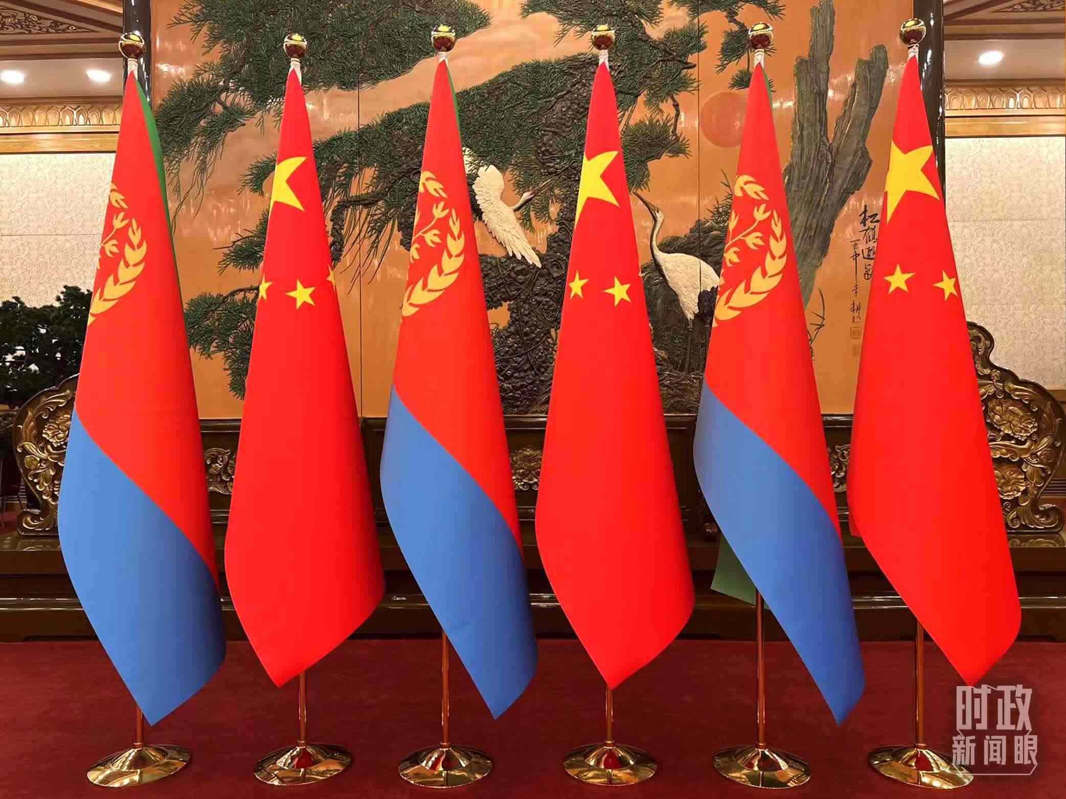 △會(huì)見(jiàn)現(xiàn)場(chǎng)擺放的中國(guó)和厄立特里亞兩國(guó)國(guó)旗。（總臺(tái)央視記者趙婷拍攝）