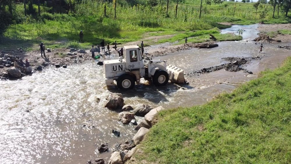 2023年6月7日，在剛果（金）南基伍省卡萊亥地區(qū)，中國第26批赴剛果（金）維和工兵分隊官兵進行施工作業(yè)。