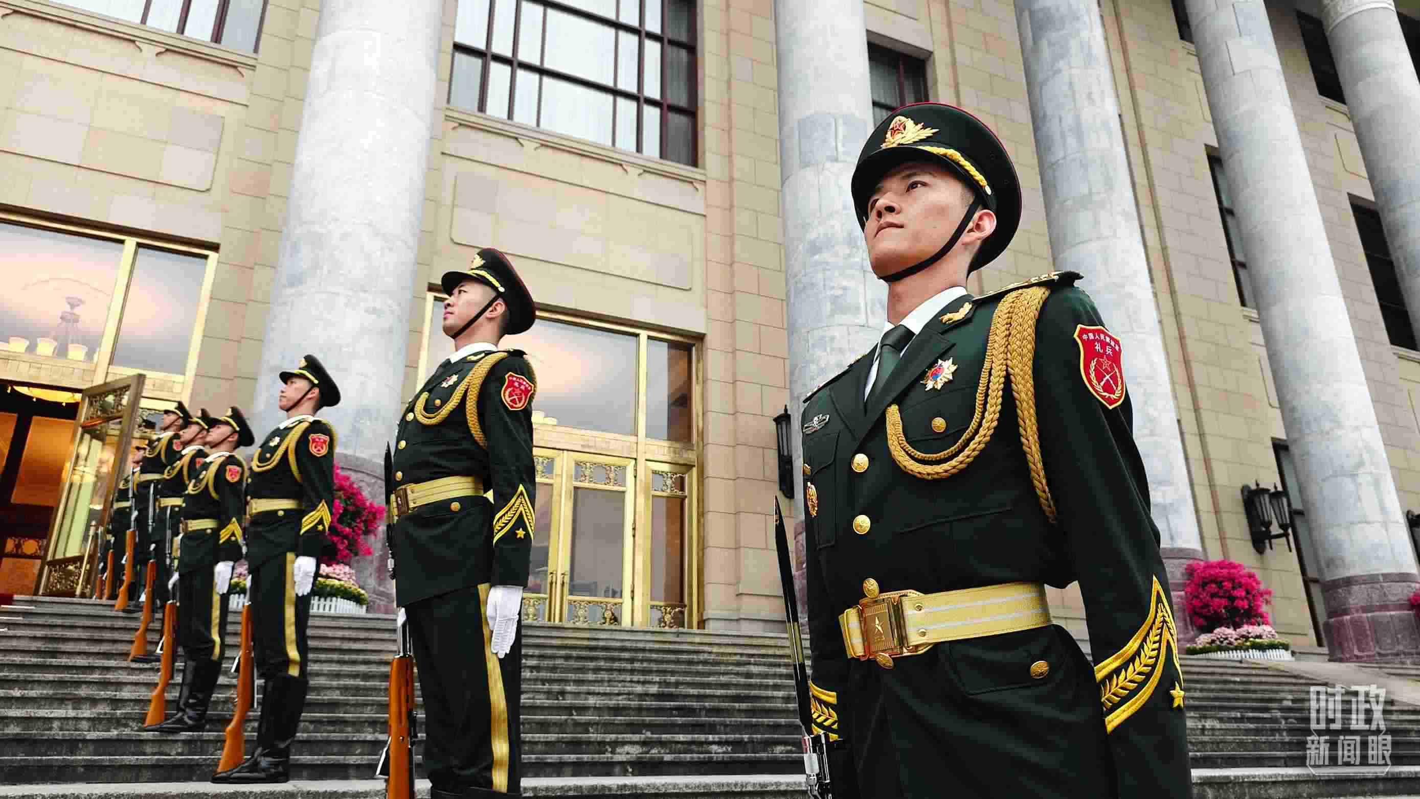  △人民大會(huì)堂外，禮兵列隊(duì)歡迎外國(guó)領(lǐng)導(dǎo)人。（總臺(tái)央視記者韓銳拍攝）