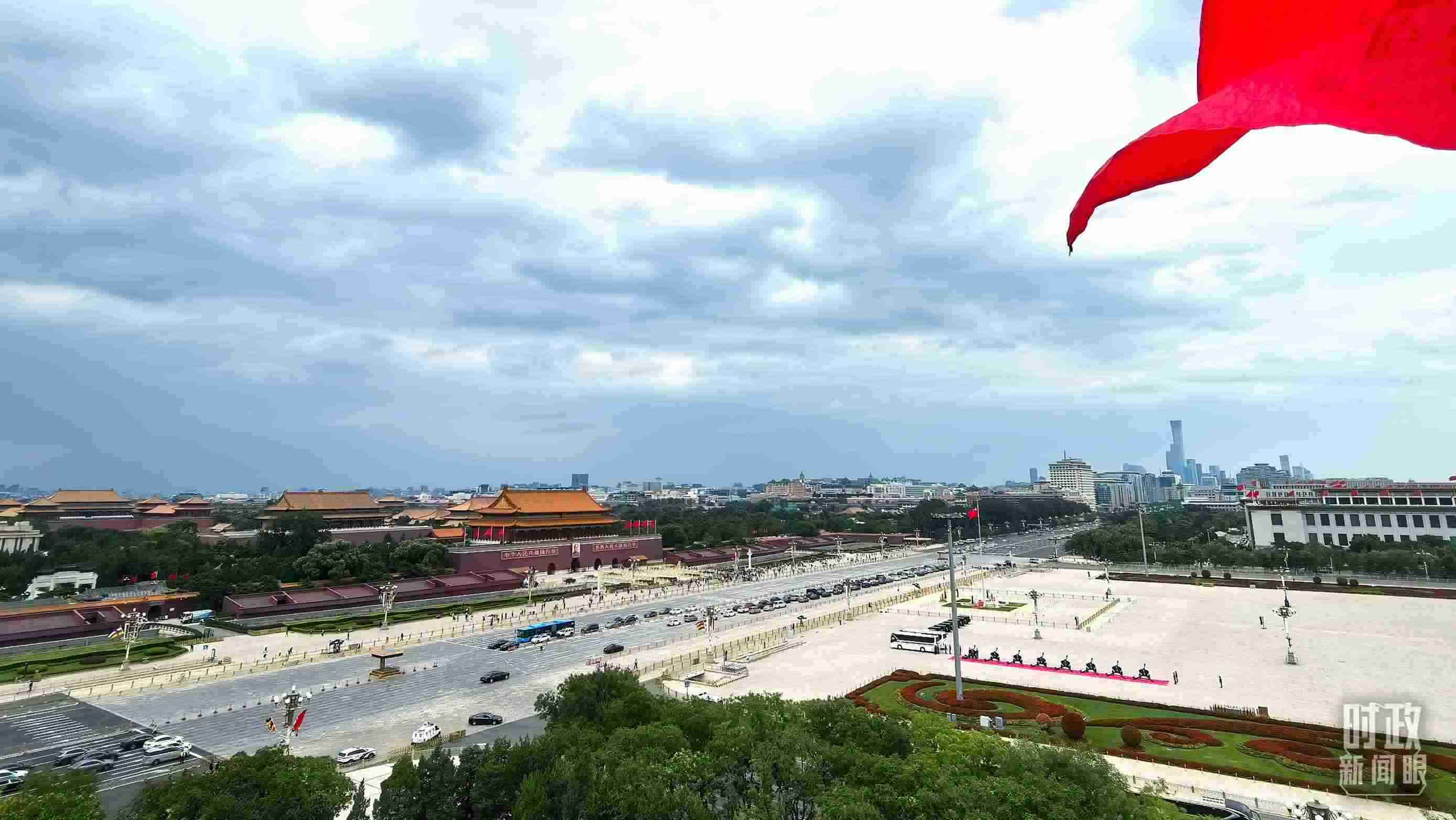 △北京長(zhǎng)安街兩側(cè)懸掛中非合作論壇成員旗幟。（總臺(tái)央視記者張垚拍攝）