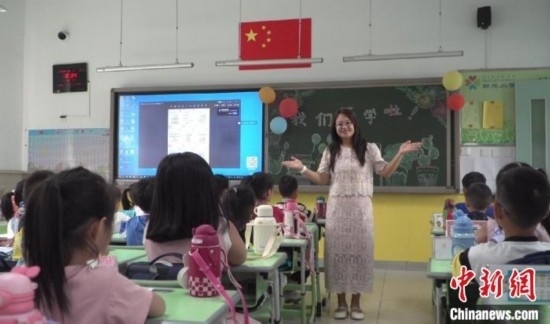 圖為衡水市新苑小學(xué)，老師正在給學(xué)生講開學(xué)第一課的內(nèi)容。王天祥 攝