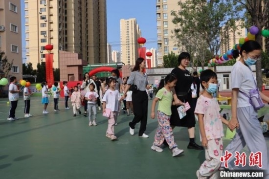 圖為衡水市新苑小學(xué)，小學(xué)一年級(jí)新生佩戴“夢(mèng)想徽章”后，步入校園 。王天祥 攝